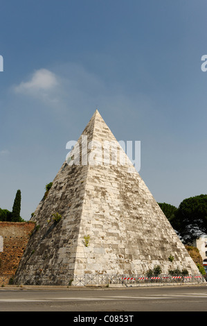 Cestius Pyramid, Piramide di Caio Cestio, Piazzale Ostiense, Rome, Italy, Europe Stock Photo