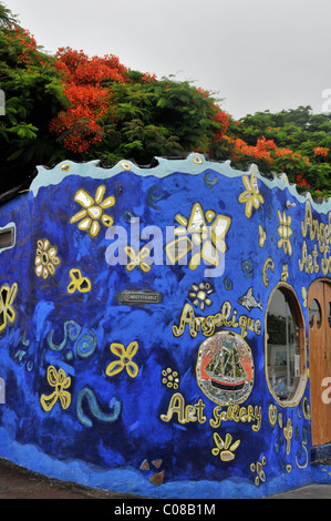 Art gallery on main street, Puerto Ayora, Santa Cruz island, Galapagos islands, Ecuador Stock Photo