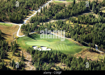 An aerial view of the fairway and green at a mountain resort golf course Stock Photo