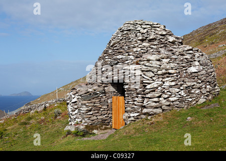 Glenfahan Beehive Hut, Slea Head, Dingle Peninsula, County Kerry, Ireland, British Isles, Europe Stock Photo