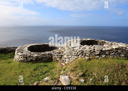 BEEHIVE HUTS DINGLE PENINSULA COUNTY KERRY IRELAND Stock Photo - Alamy