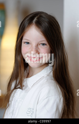 Portrait smiling girl 10 hi-res stock photography and images - Alamy