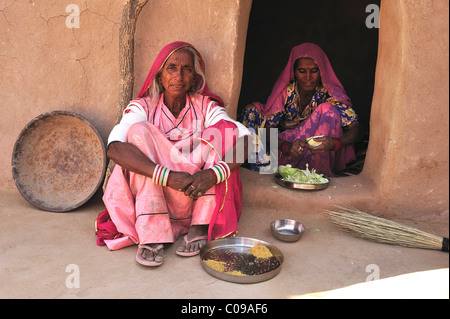 Women preparing food, Thar Desert, Rajasthan, India, Asia