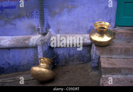 Water jars at a house in the Brahmpuri district, blue city, Jodhpur, Rajasthan, India, Asia Stock Photo