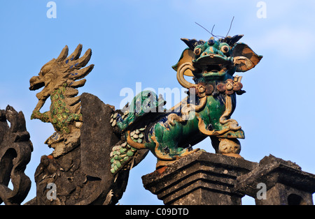 Chinese dragon on the roof of the Phuc Kien Assembly Hall of the Chinese from Fujian, Hoi An, Vietnam, Southeast Asia Stock Photo