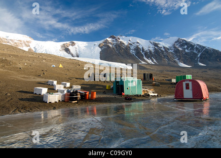 A research canp sits on the shores of frozen Lake Bonney, in the Dry Valleys of Antarctica Stock Photo