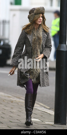 Trinny Woodall makes her way home after dropping her children off from school London, England - 11.11.09 Stock Photo