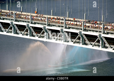 Runners crossing the Verrazano-Narrows Bridge from Staten Island to Brooklyn 2007 ING New York City Marathon New York City, USA Stock Photo