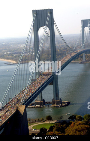 Runners crossing the Verrazano-Narrows Bridge from Staten Island to Brooklyn 2007 ING New York City Marathon New York City, USA Stock Photo