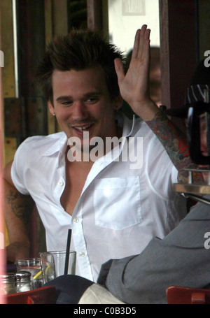 Sean Stewart  out for lunch with his girlfriend at Newsroom in Beverly Hills Los Angeles, California - 04.11.07 Stock Photo