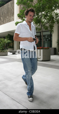 Sean Stewart  out for lunch with his girlfriend at Newsroom in Beverly Hills Los Angeles, California - 04.11.07 Stock Photo