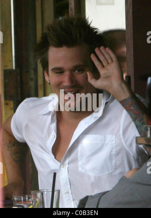 Sean Stewart  out for lunch with his girlfriend at Newsroom in Beverly Hills Los Angeles, California - 04.11.07 Stock Photo