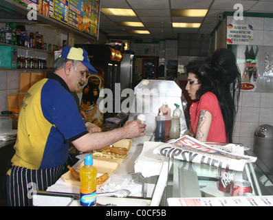 Amy Winehouse stops at a kebab shop after visiting her husband Blake in prison today London, England - 24.03.08 Stock Photo