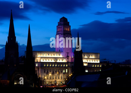 leeds university at night founded in 1904 parkinson building opened in 1951 by the princess royal leeds yorkshire uk Stock Photo