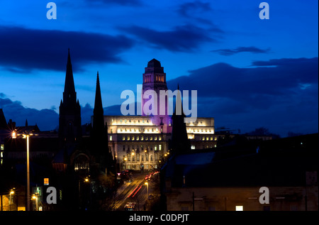 leeds university at night founded in 1904 parkinson building opened in 1951 by the princess royal leeds yorkshire uk Stock Photo