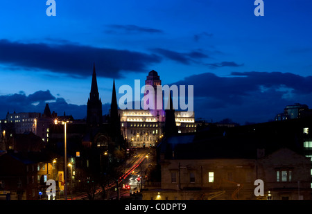 leeds university at night founded in 1904 parkinson building opened in 1951 by the princess royal leeds yorkshire uk Stock Photo