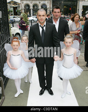 Shayne Ward with fairies Teegan Byrne, Georgia Daly and Abi Phillips  Toothfairy Ball 2008 held at The Mansion House - white Stock Photo