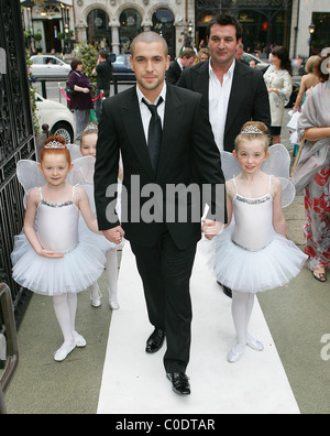 Shayne Ward with fairies Teegan Byrne, Georgia Daly and Abi Phillips  Toothfairy Ball 2008 held at The Mansion House - white Stock Photo