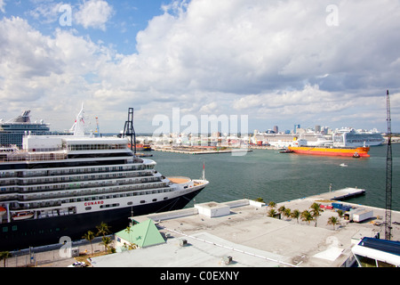 Cunard Cruise Line's flagship ocean line RMS Queen Mary 2 ...