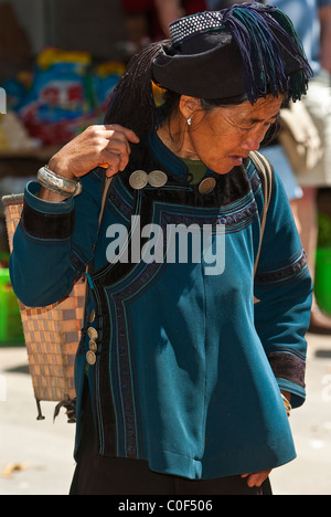 Asia, China, Yunnan, Honghe Prefecture, Yuanyang County, Shengcun Town. Hani minority woman on market day. Stock Photo