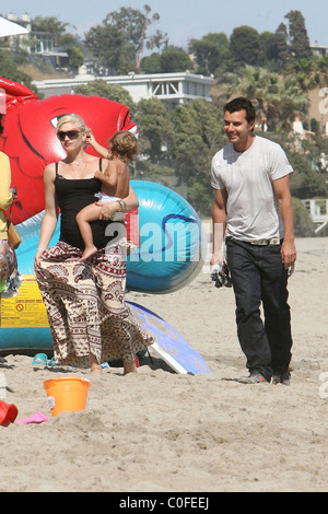 Heavily pregnant Gwen Stefani with Gavin Rossdale and their son, Kingston on Malibu beach Malibu, California - 26.05.08 Stock Photo