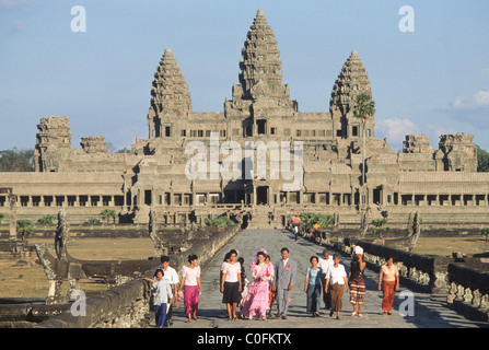 Elk133-1912 Cambodia Temples of Angkor Angkor Wat with wedding party Stock Photo