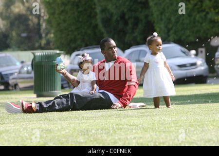 Sean 'P. Diddy' Combs plays with his twin daughters D'Lila Star Combs and Jessie James Combs in Coldwater Park Los Angeles, USA Stock Photo