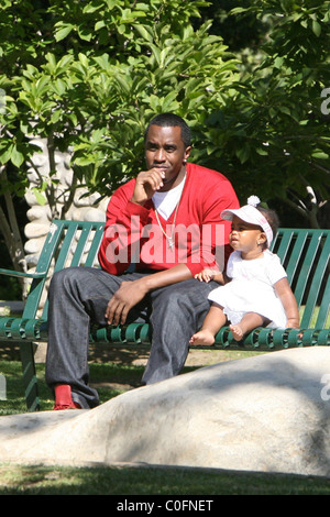 Sean 'P. Diddy' Combs plays with his twin daughters D'Lila Star Combs and Jessie James Combs in Coldwater Park Los Angeles, USA Stock Photo