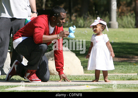 Sean 'P. Diddy' Combs plays with his twin daughters D'Lila Star Combs and Jessie James Combs in Coldwater Park Los Angeles, USA Stock Photo