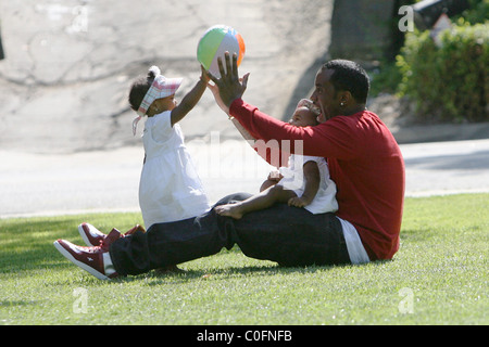 Sean 'P. Diddy' Combs plays with his twin daughters D'Lila Star Combs and Jessie James Combs in Coldwater Park Los Angeles, USA Stock Photo