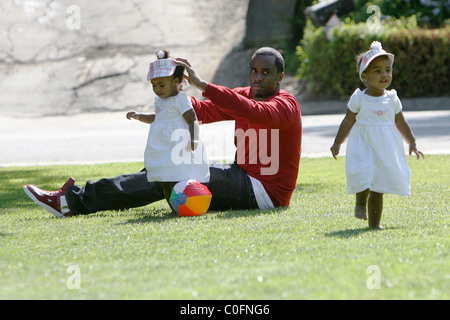 Sean 'P. Diddy' Combs plays with his twin daughters D'Lila Star Combs and Jessie James Combs in Coldwater Park Los Angeles, USA Stock Photo