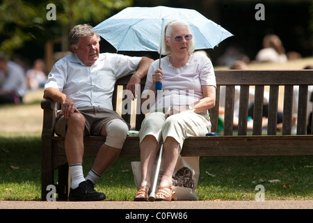 Pensioners enjoying the sun in St.James Park, London, England, UK. Photo:Jeff Gilbert Stock Photo