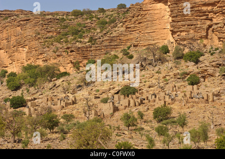 Dogon village of Neni built under the cliffs of  Bandiagara Escarpment. Pays Dogon, Mali Stock Photo