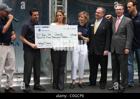 Kent Desormeaux, Sonia Desormeaux and Wachovia staff The Final Stop on the Wachovia Way2Save Challenge Tour held at Bryant Park Stock Photo