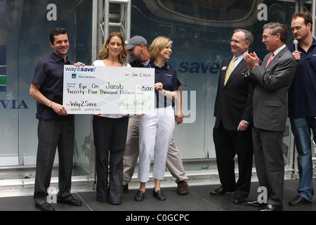 Kent Desormeaux, Sonia Desormeaux and Wachovia staff The Final Stop on the Wachovia Way2Save Challenge Tour held at Bryant Park Stock Photo