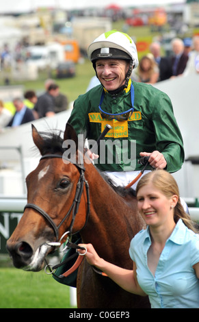 Look Here ridden by Seb Sanders wins the Juddmonte Oaks Epsom Derby - Ladies Day Surrey, England - 06.06.08 : Stock Photo