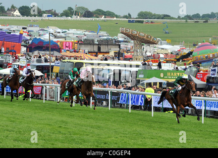 Look Here ridden by Seb Sanders wins the Juddmonte Oaks Epsom Derby - Ladies Day Surrey, England - 06.06.08 : Stock Photo