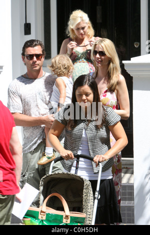 A heavily pregnant Gwen Stefani with her husband Gavin Rossdale and son Kingston out and about with friends in Primrose Hill Stock Photo