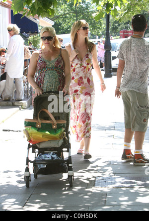 A heavily pregnant Gwen Stefani out and about with friends in Primrose Hill London, England - 01.07.08 Stock Photo