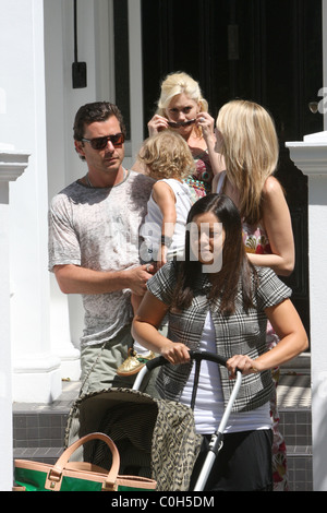 A heavily pregnant Gwen Stefani with her husband Gavin Rossdale and son Kingston out and about with friends in Primrose Hill Stock Photo