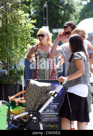 A heavily pregnant Gwen Stefani with her husband Gavin Rossdale and son Kingston out and about with friends in Primrose Hill Stock Photo