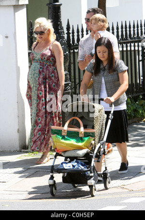 A heavily pregnant Gwen Stefani with her husband Gavin Rossdale and son Kingston out and about with friends in Primrose Hill Stock Photo