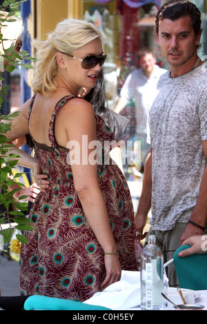 A heavily pregnant Gwen Stefani with her husband Gavin Rossdale and son Kingston out and about with friends in Primrose Hill Stock Photo