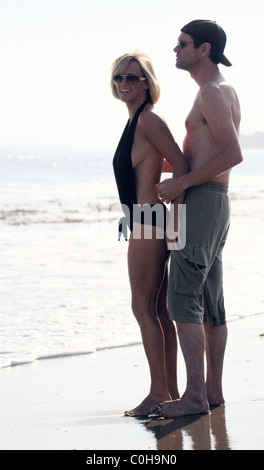 Jenny McCarthy and Jim Carrey take a stroll on the beach before returning to their Malibu pad Los Angeles, California - Stock Photo