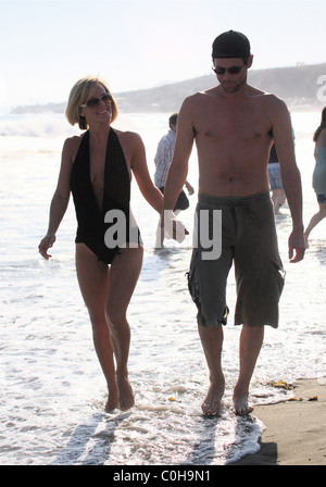 Jenny McCarthy and Jim Carrey take a stroll on the beach before returning to their Malibu pad Los Angeles, California - Stock Photo