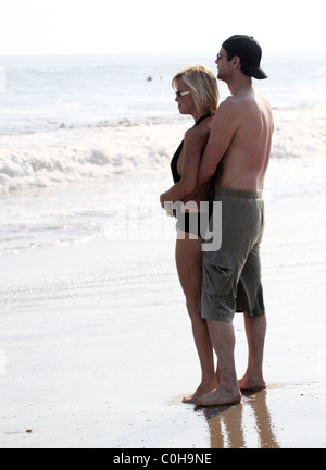 Jenny McCarthy and Jim Carrey take a stroll on the beach before returning to their Malibu pad Los Angeles, California - Stock Photo