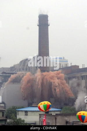 CHIMNEY BROUGHT DOWN A chimney 80 meters (262 feet) tall is demolished ...