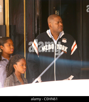 Forest Whitaker and his daughters wait for a taxi outside the Dorchester hotel London, England - 26.06.08 Stock Photo