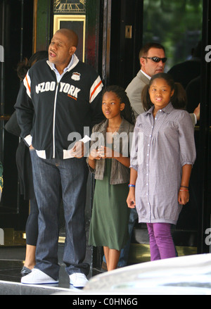 Forest Whitaker and his daughters wait for a taxi outside the Dorchester hotel London, England - 26.06.08 Stock Photo