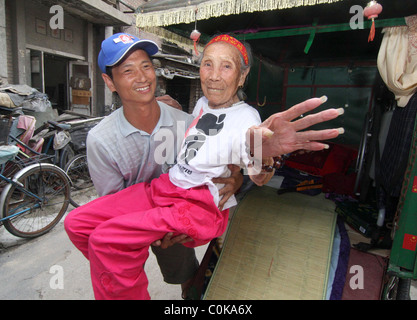 Liu Xianghui takes his centenarian grandmother to the Beijing Olympic ...